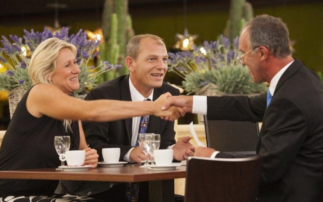 Si invito a un cliente a comer ¿Es hospitalidad o corrupción? Un dilema de ética empresarial